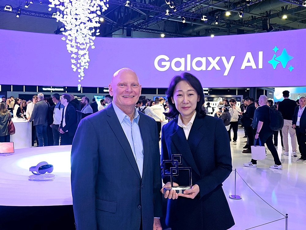 Stephanie Choi dari Samsung Electronics berpose bersama perwakilan Juri MWC sambil memegang penghargaan Best in Show di MWC 2026.