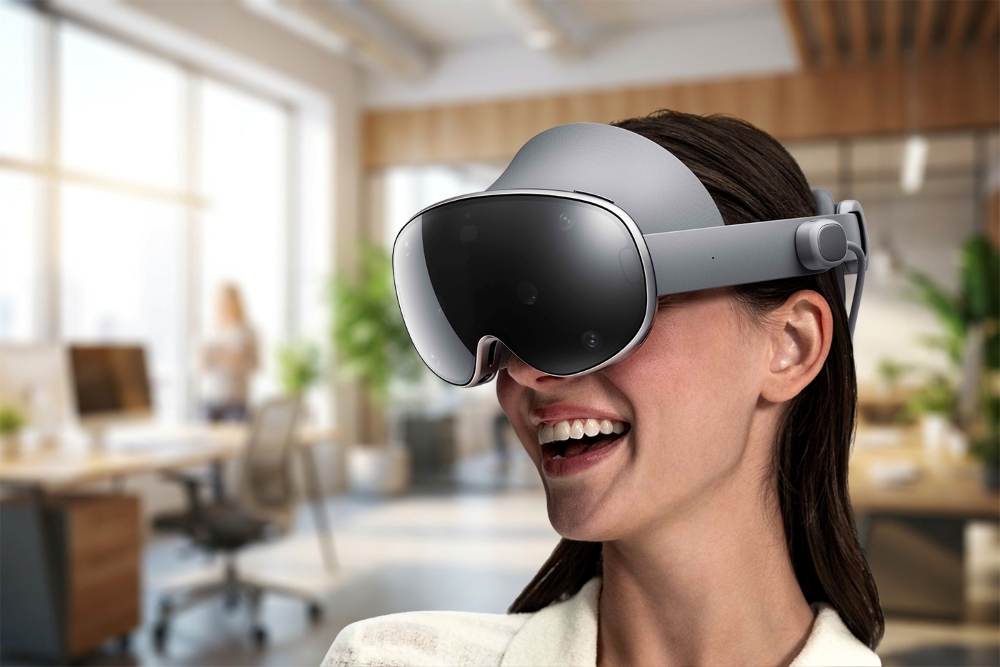 Pengguna Galaxy XR berinteraksi dengan beberapa layar virtual dalam ruang digital menggunakan gesture dan eye tracking.