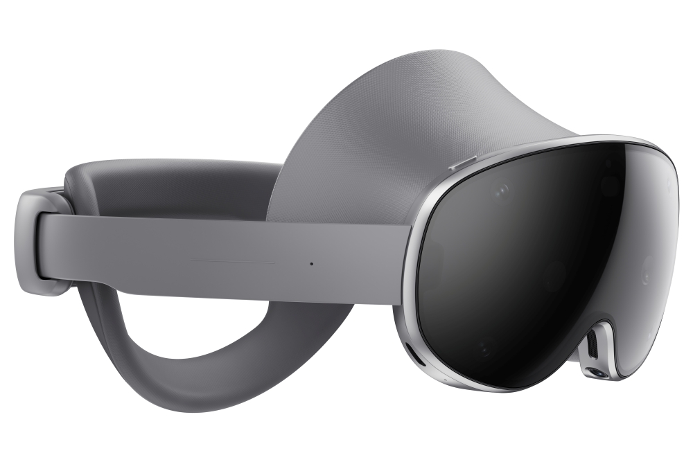 Pengguna Galaxy XR menikmati konten hiburan pada layar virtual besar dengan tampilan immersive 3D di lingkungan mixed reality.