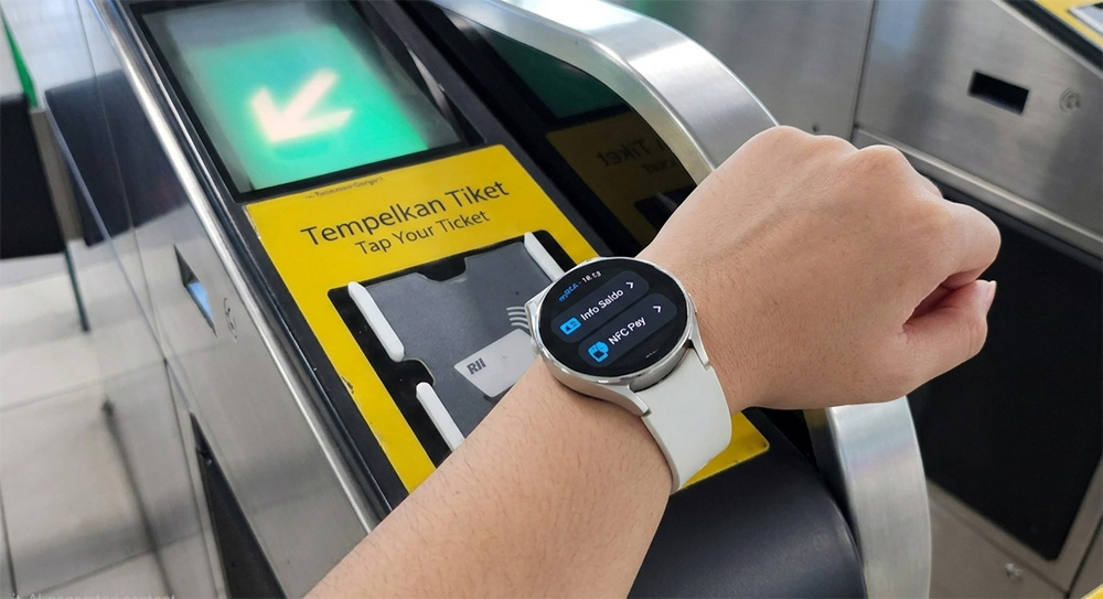 Samsung Galaxy Watch8 yang dilengkapi fitur NFC Pay dengan aplikasi myBCA dapat dimanfaatkan oleh pengguna untuk akses masuk MRT yang cepat dan praktis.