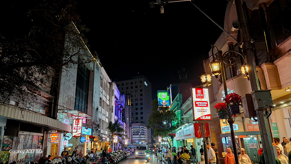 Foto malam jalan kota ramai diambil dengan fitur Nightography Video Galaxy A37 5G dalam kondisi low light.