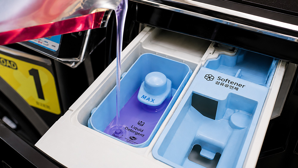 Deterjen cair dituangkan ke laci dispenser Samsung Commercial Laundry Washer WF18FG940CGVSE untuk mendukung proses pencucian yang efisien dan optimal pada bisnis laundry komersial.