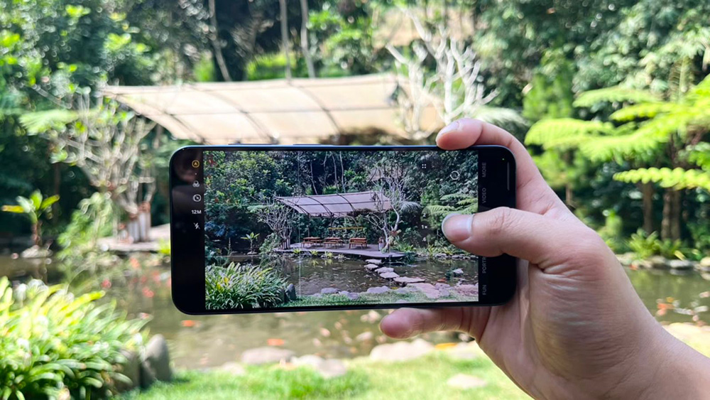 Layar Galaxy A57 5G tetap jernih dan mudah terbaca saat digunakan di bawah sinar matahari.