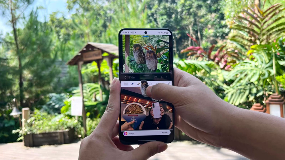 Penggunaan fitur Multi Window di layar Samsung Galaxy A57 5G untuk membuka dua aplikasi sekaligus saat membuat travel scrapbook.