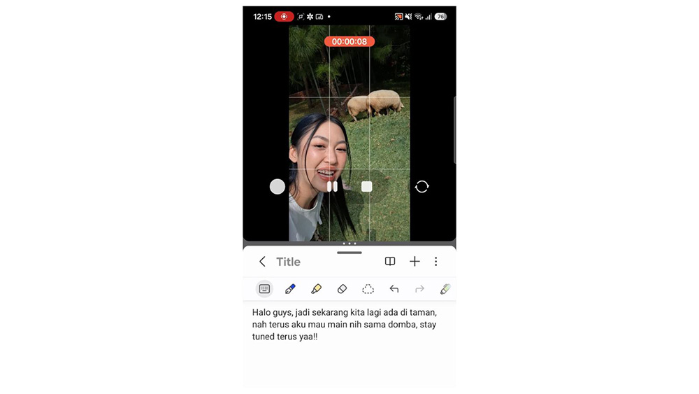 Layar Galaxy A57 5G menampilkan fitur Multi Window dengan aplikasi kamera depan dan Notes aktif bersamaan.