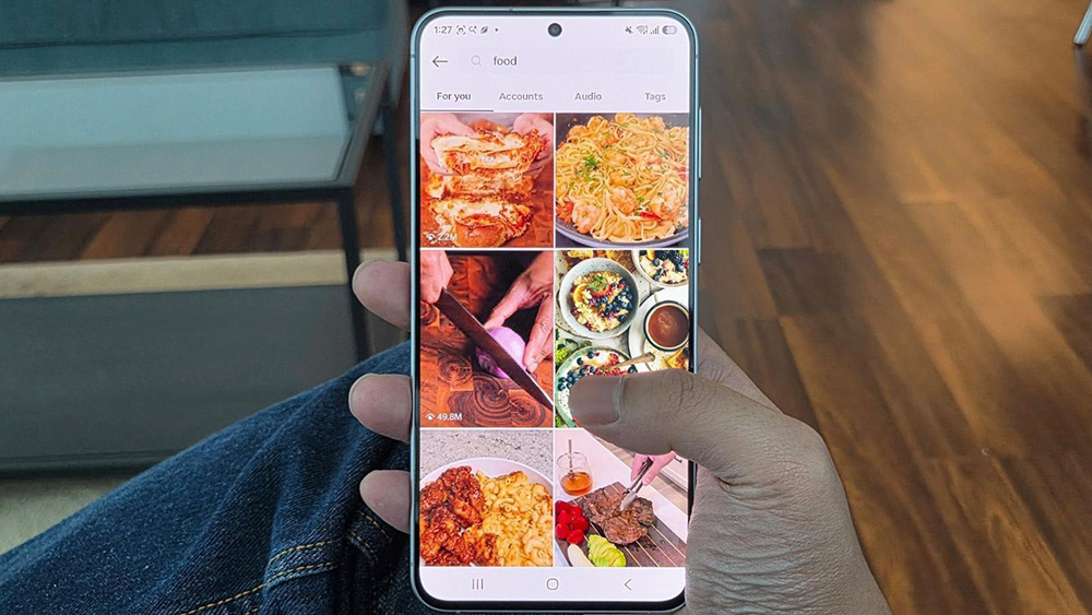Scrolling media sosial foto makanan lancar di Samsung Galaxy A57 5G.