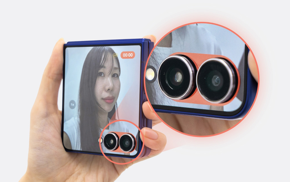 Galaxy Z Flip7 dengan mode lipatnya memungkinkan pengguna merekam video lebih nyaman dan stabil saat mengambil foto atau merekam video.