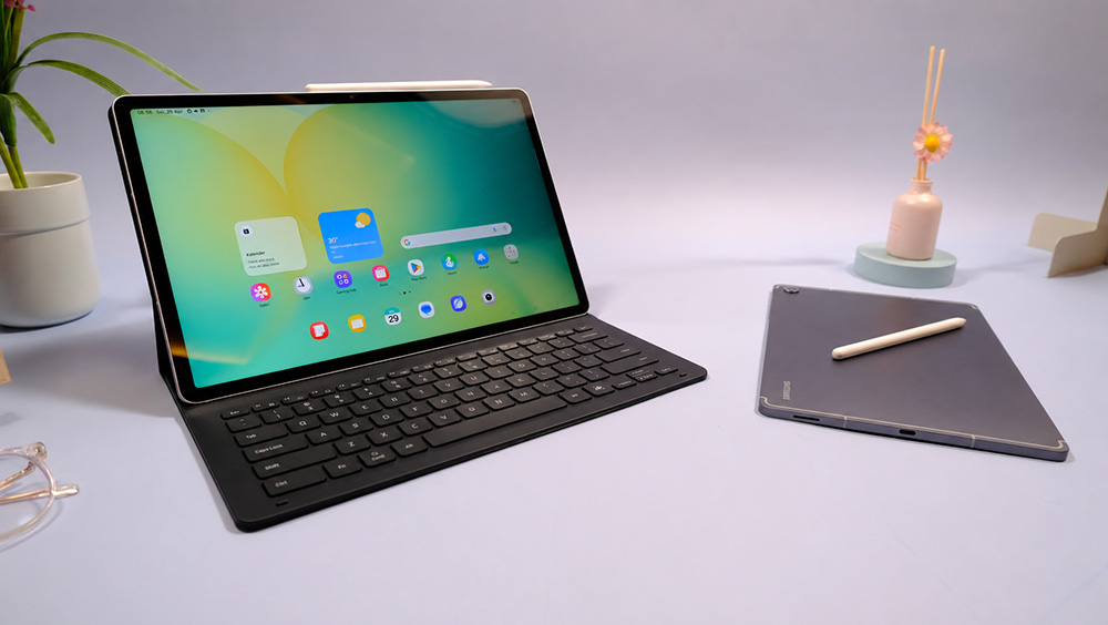 Samsung Galaxy Tab S10 FE Series dengan keyboard dan S Pen, menghadirkan pengalaman produktivitas, belajar, dan hiburan yang lebih smooth dalam desain tipis dan portabel.