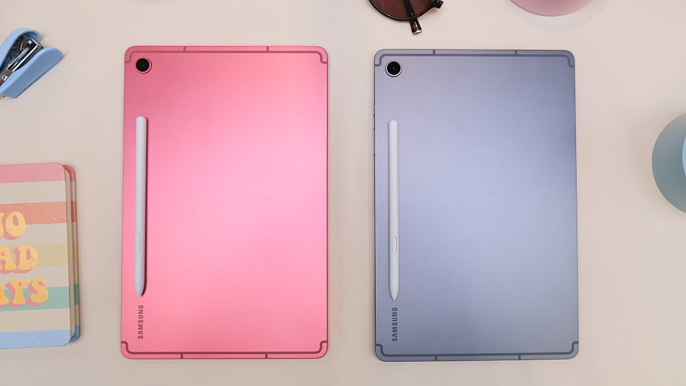 Samsung Galaxy Tab S10 FE Series dalam pilihan warna Pink dan Gray dengan S Pen, menghadirkan desain tipis, stylish, dan portabel untuk mendukung produktivitas serta kreativitas sehari-hari.