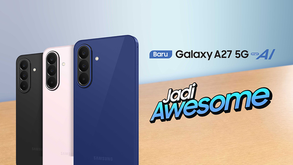 Siaran pers Samsung Galaxy A27 5G menampilkan tiga unit smartphone warna hitam, putih, dan biru navy dengan tagline Jadi Awesome.