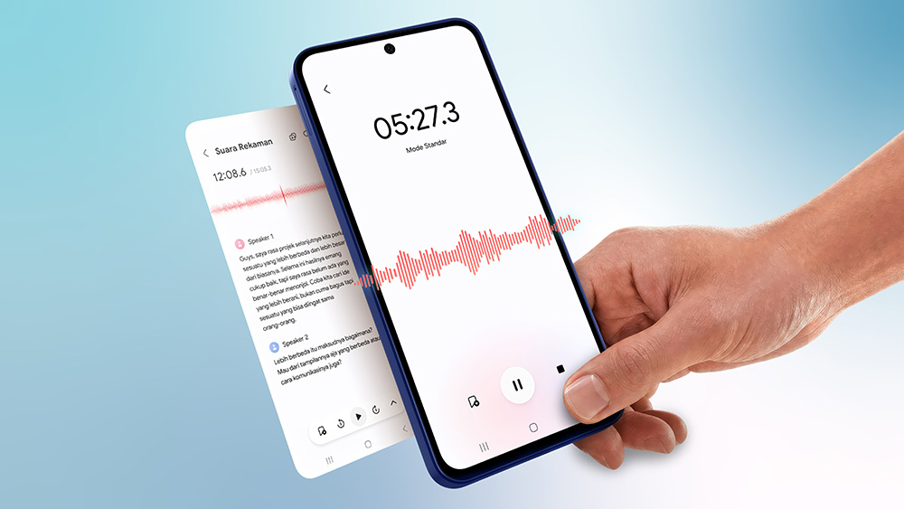 Ilustrasi tangan memegang Samsung Galaxy A27 5G menampilkan fitur Voice Transcription dengan waveform dan timer perekaman.