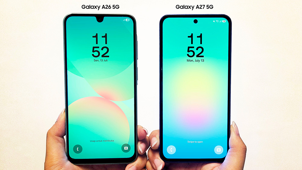 Ilustrasi tangan memegang Samsung Galaxy A27 5G menampilkan fitur Voice Transcription dengan waveform dan timer perekaman.