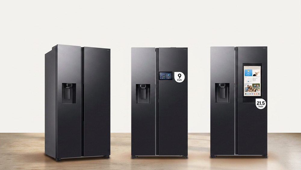 Tiga kulkas Bespoke AI Samsung berjajar, RS70 tanpa layar, RS90 dengan layar AI Home 9 inci, dan RS90 dengan Family Hub 21,5 inci