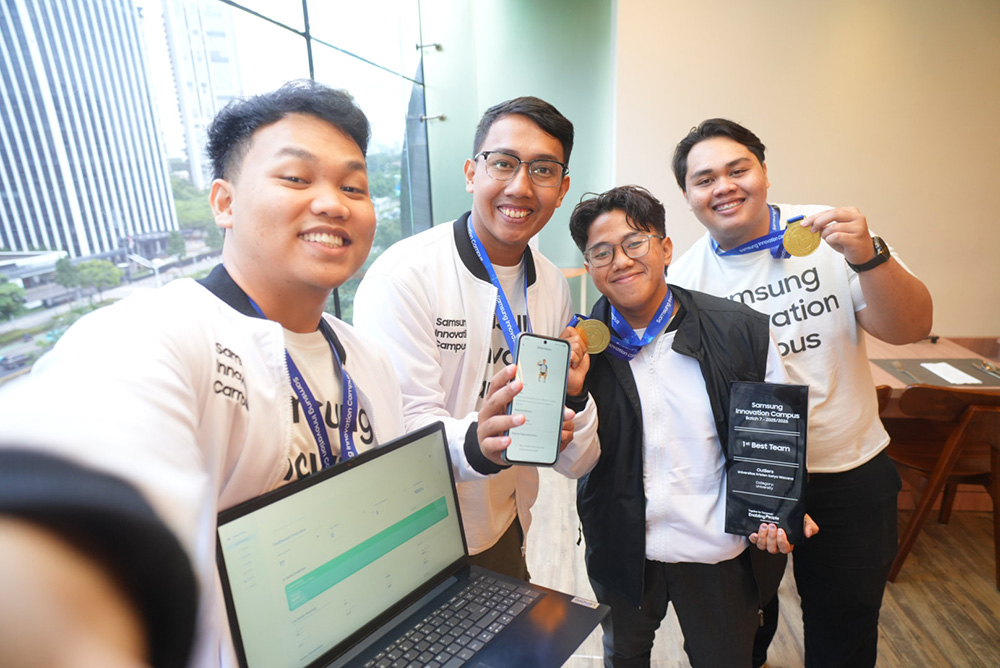 Tim Outliers, Best Team Samsung Innovation Campus Batch 7, menampilkan PhysioTrack, solusi rehabilitasi AI dan IoT.