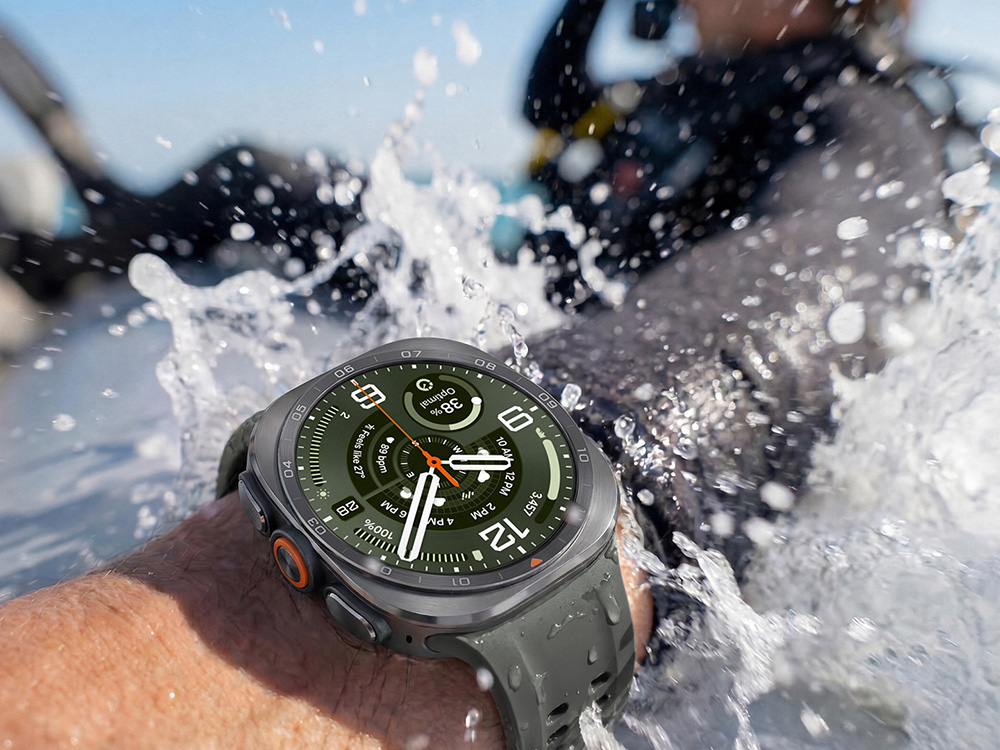 Pengguna menggunakan Galaxy Watch Ultra2 saat berada di dalam air, menampilkan desain tangguh yang dirancang untuk mendukung aktivitas penyelaman dan eksplorasi bawah air.