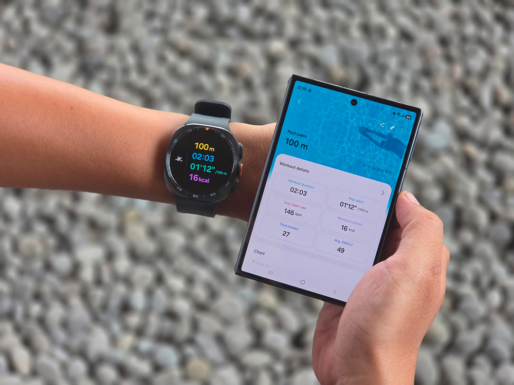 Pengguna melihat data aktivitas olahraga di Galaxy Watch Ultra2 dan smartphone Samsung, menampilkan metrik seperti pace, detak jantung, durasi, dan kalori secara real-time