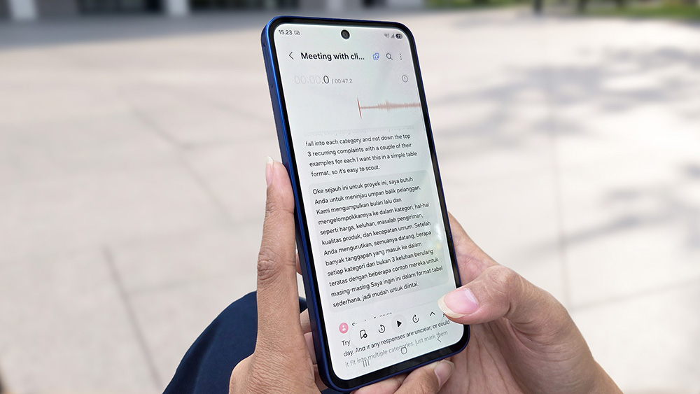 Fitur Voice Transcription pada Galaxy A27 5G mengubah rekaman suara menjadi teks secara instan, membantu pengguna mencatat meeting, kuliah, dan diskusi dengan lebih praktis.