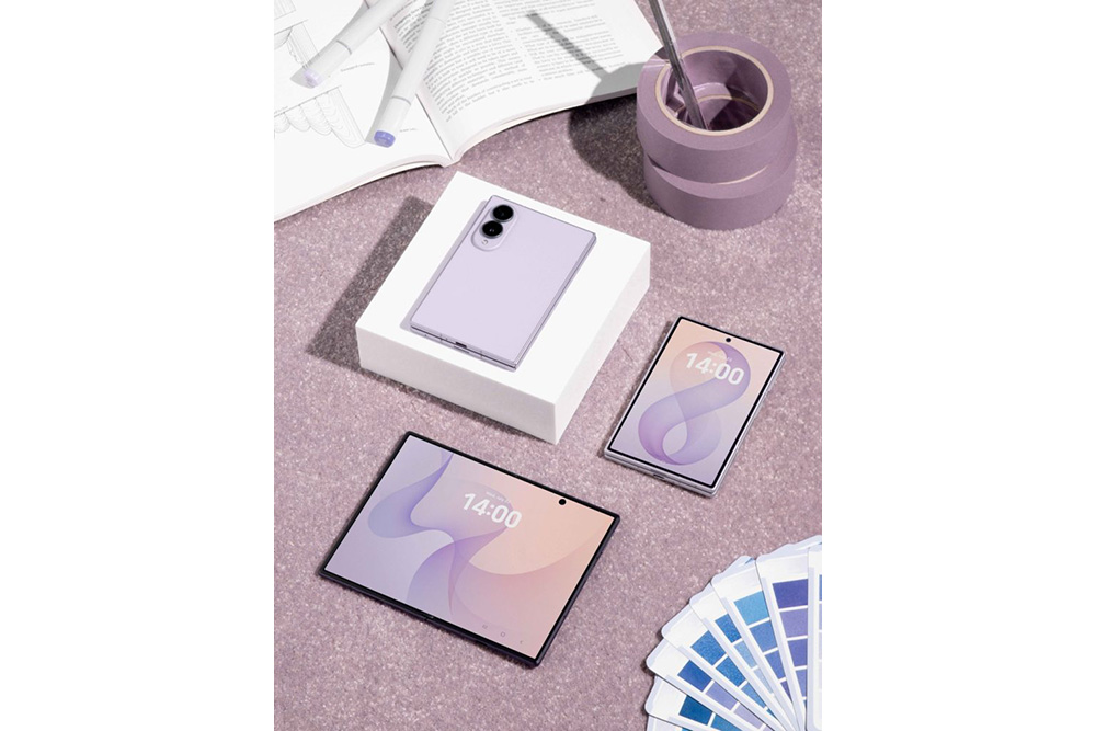 Galaxy Z Fold8 dalam pilihan warna Lavender.