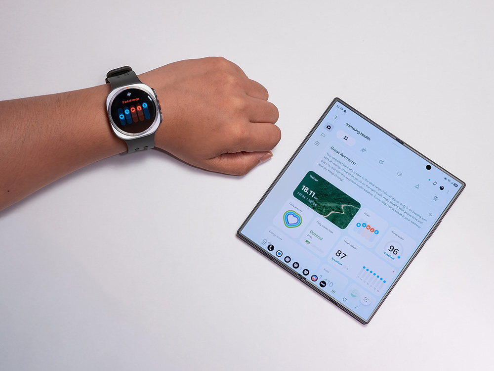 Layar Samsung Health pada menampilkan Daily Cardio Load, Heart Health Score, dan skor tidur dari Galaxy Watch Ultra2.