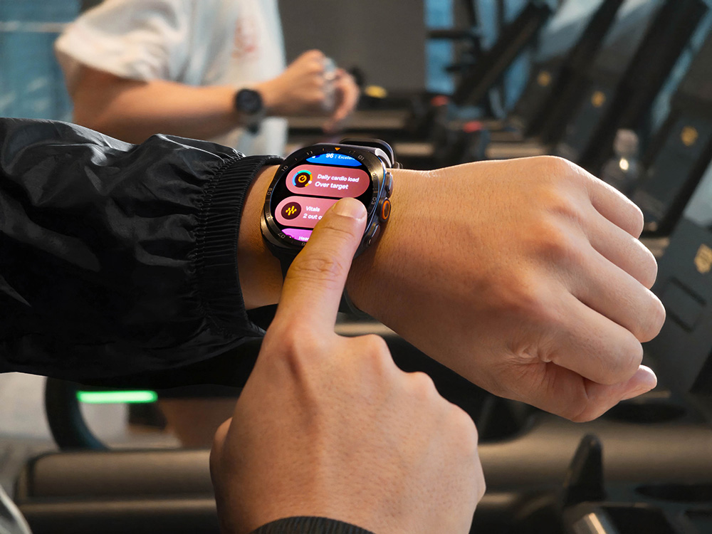 Layar Galaxy Watch Ultra2 yang menampilkan status Daily Cardio Load dan Vitals.