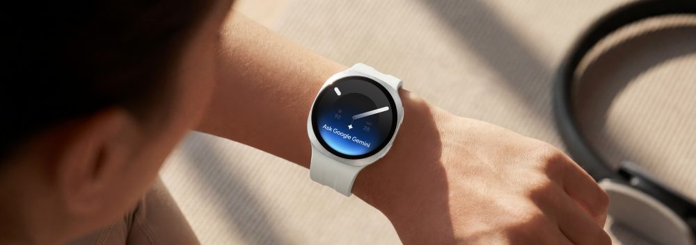 Layar Galaxy Watch9 menampilkan Ask Google Gemini, diakses tanpa menyentuh layar melalui Raise to Talk.