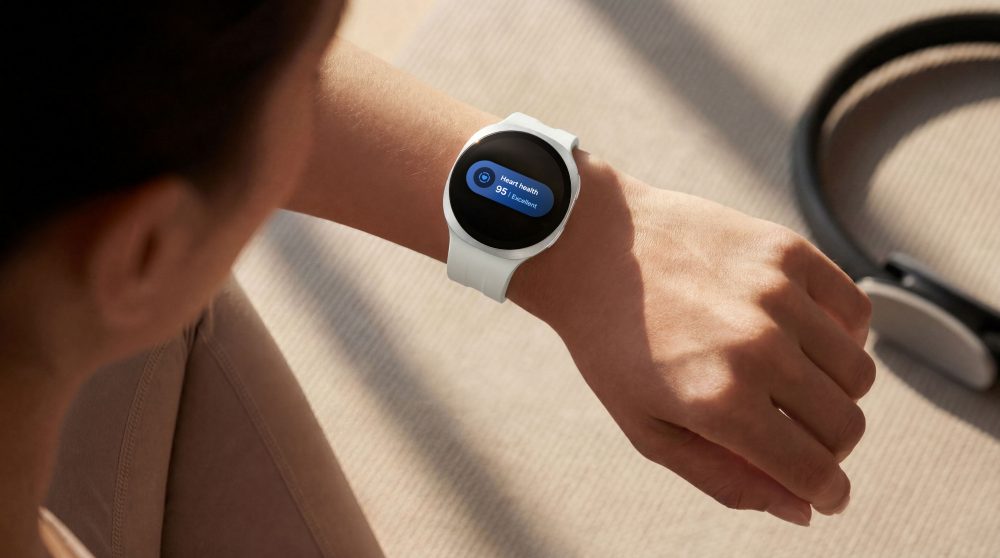 Galaxy Watch9 menampilkan Heart Health Score di layar, dikenakan pengguna saat beristirahat.