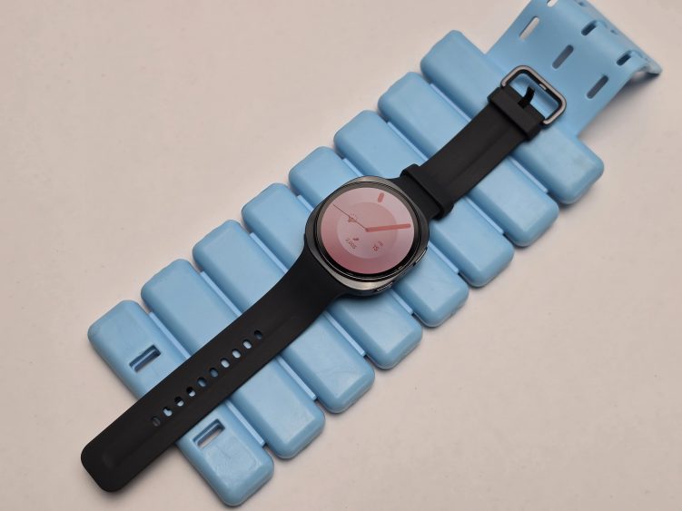 Galaxy Watch9 menampilkan Heart Health Score di layar, dikenakan pengguna saat beristirahat.
