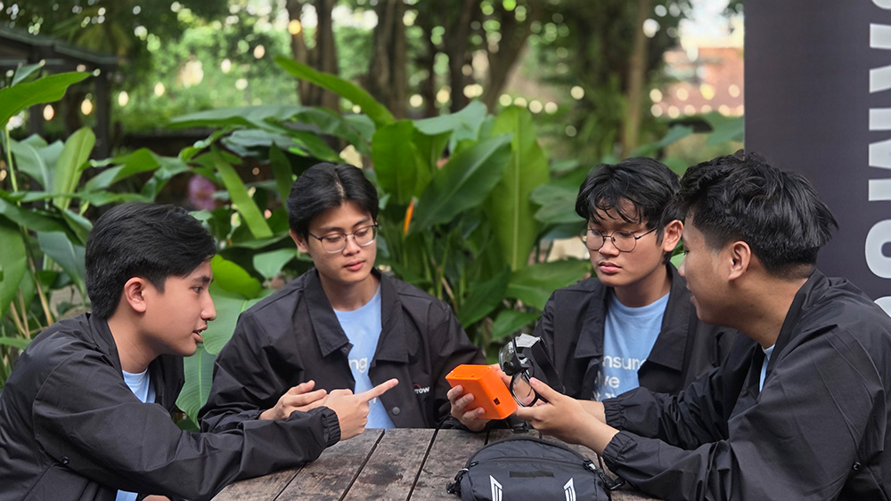 Tim Labmino, pemenang Samsung Solve for Tomorrow 2025 sekaligus Global Ambassador, sedang memegang RunSight, project berbasis AI yang berangkat dari empati terhadap pelari tunanetra.