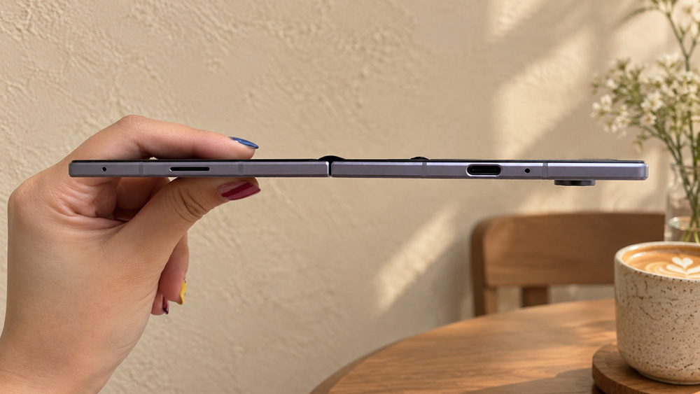 Galaxy Z Fold8 dengan desain foldable yang ringan dan ringkas, menampilkan bobot 201 gram sebagai foldable paling ringan Samsung, dengan baterai 4.800 mAh serta dukungan satu SIM fisik dan satu eSIM.