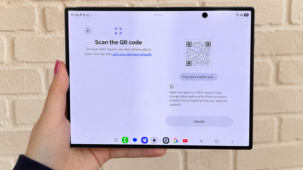 Layar Galaxy Z Fold8 menampilkan fitur Smart Switch dan QR code yang memungkinkan pengguna memulai proses transfer data dari perangkat iOS atau perangkat lainnya.