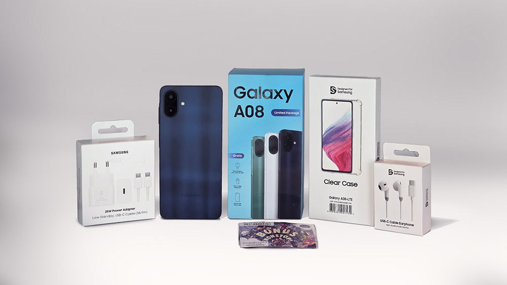 Samsung Galaxy A08 ditampilkan bersama paket aksesori yang terdiri dari Adapter dan kabel, kabel earphone USB-C, serta Clear Case.