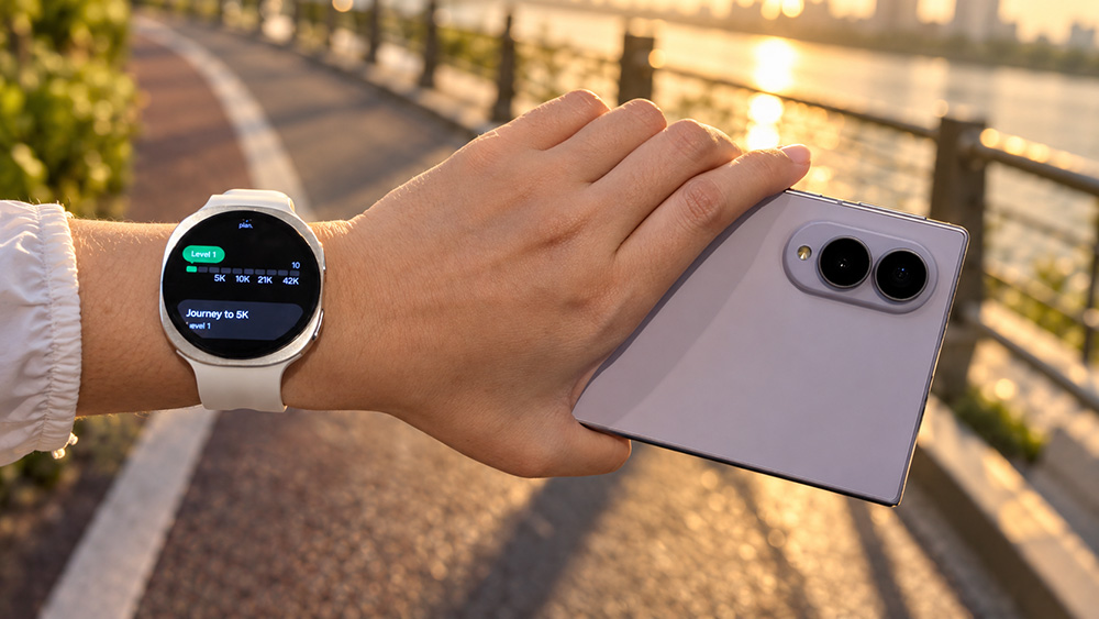 Galaxy Watch menampilkan panduan Running Coach bersama Galaxy Z Series saat digunakan dalam aktivitas lari outdoor.