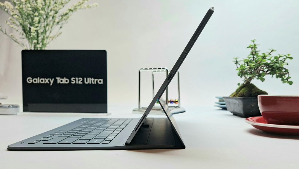 Tampilan samping Galaxy Tab S12 Ultra dengan Book Cover Keyboard Slim terpasang, memperlihatkan desain bodi yang tipis dan ramping untuk mendukung mobilitas pengguna