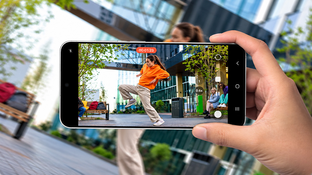 Galaxy S26 FE digunakan untuk merekam aktivitas bergerak dengan kamera yang menawarkan pilihan perspektif, membantu pengguna menangkap momen secara lebih fleksibel
