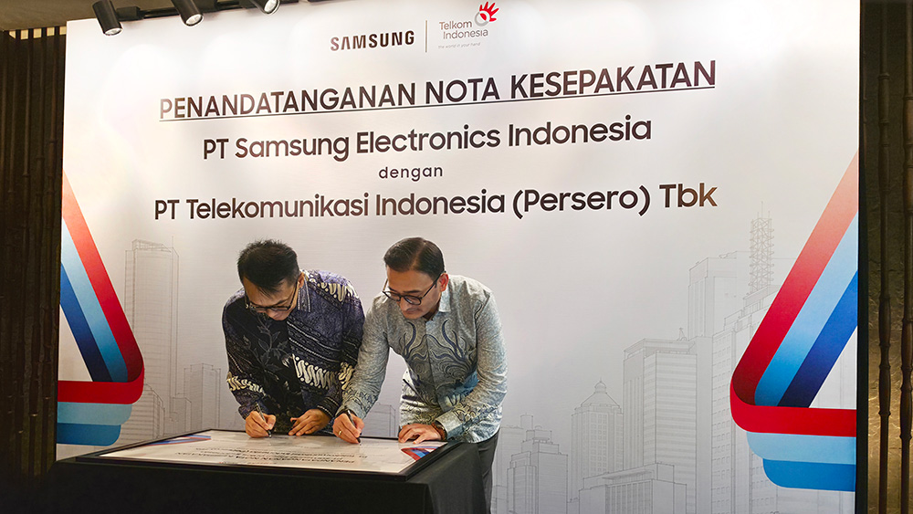Foto dokumentasi penandatanganan nota kesepakatan antara PT Samsung Electronics Indonesia dan PT Telekomunikasi Indonesia (Persero) Tbk. 