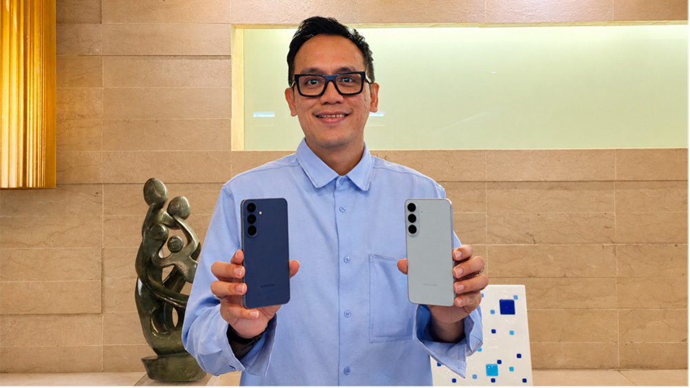 Samsung Galaxy S26 FE ditampilkan dalam warna pistachio dan blueberry, menonjolkan desain premium sebagai pilihan untuk naik kelas ke Galaxy S dengan kamera flagship dan 47 fitur Galaxy AI.
