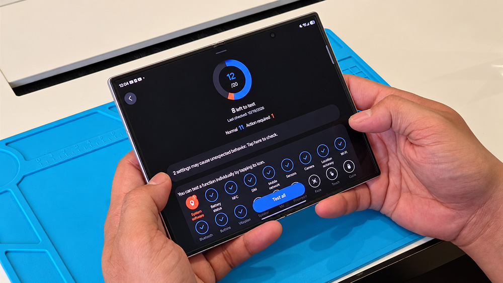 Smartphone Galaxy menjalani diagnostik perangkat sebagai bagian dari layanan perawatan Galaxy Care di Samsung Store