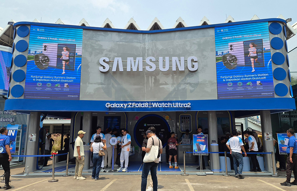Booth Samsung Galaxy Runners Station di Outdoor Area Istora Senayan dengan branding Galaxy Z Fold8 dan Watch Ultra2 saat Jakarta Running Festival 2026