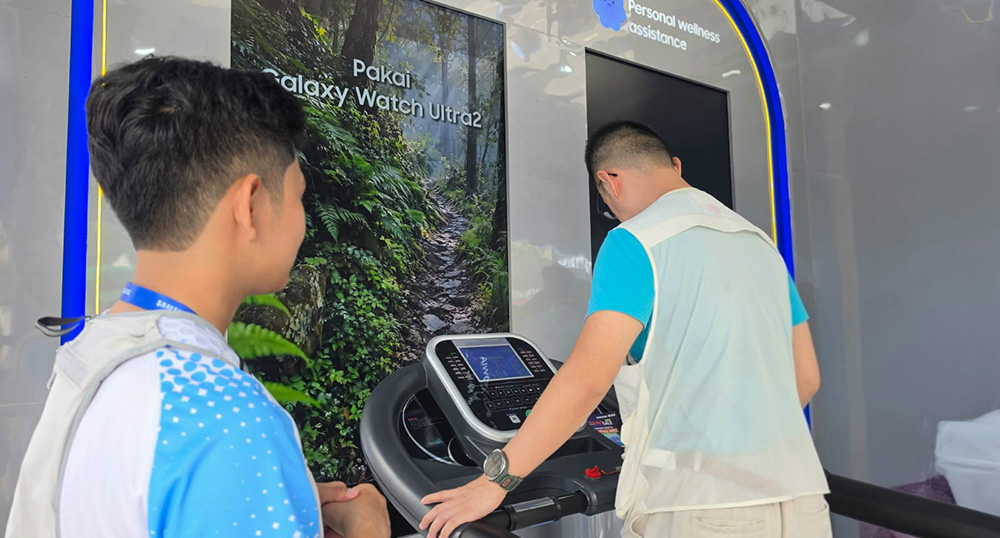Pengunjung mencoba tantangan treadmill dengan Galaxy Watch Ultra2 di Galaxy Runners Station, Jakarta Running Festival 2026