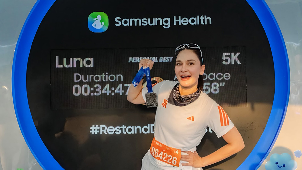 Luna Maya, Team Galaxy berpose memegang medali Samsung Galaxy 5K di depan layar Samsung Health yang menampilkan personal best 5K dengan durasi 34:47 di Galaxy Finisher Spot, Jakarta Running Festival 2026