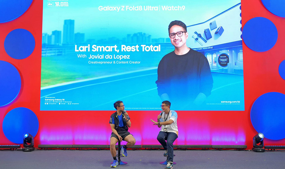 Jovial da Lopez berbincang dengan pembawa acara di panggung JRF 2026 Expo, dengan layar bertuliskan “Lari Smart, Rest Total” serta Galaxy Z Fold8 Ultra dan Galaxy Watch9