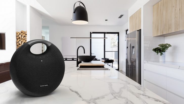Harman-Kardon-Onyx-Studio-6_Lifestyle.jpg