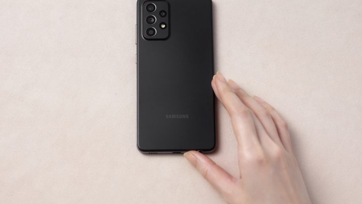 Galaxy_A52_handson_black.jpg