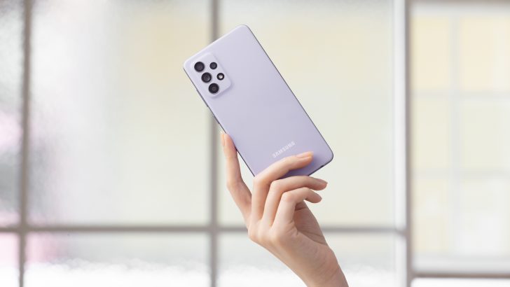 Galaxy_A52_handson_violet_1.jpg
