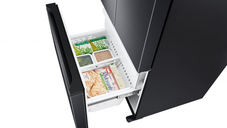 RF57A5232B1-TL_010_Detail-Freezer-Box-Food2_Black.jpg