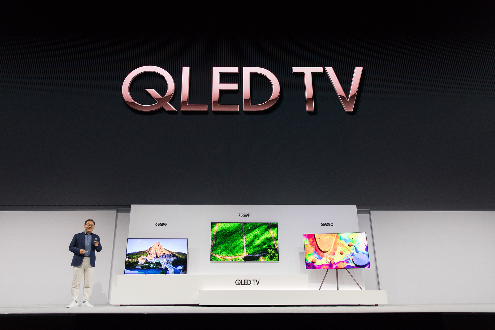 Jonghee Han introducing the new 2018 QLED TV
