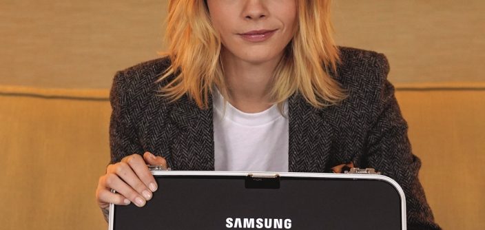Samsung_SpaceSelfie_CaraDelevingne_03CMYK-3-2.jpg