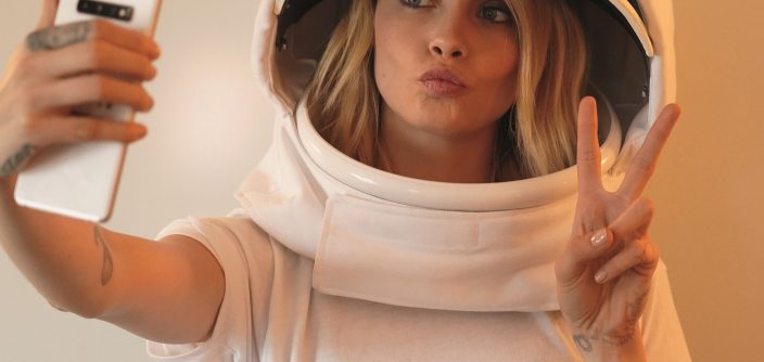 Samsung_SpaceSelfie_CaraDelevingne_jpg-1.jpg