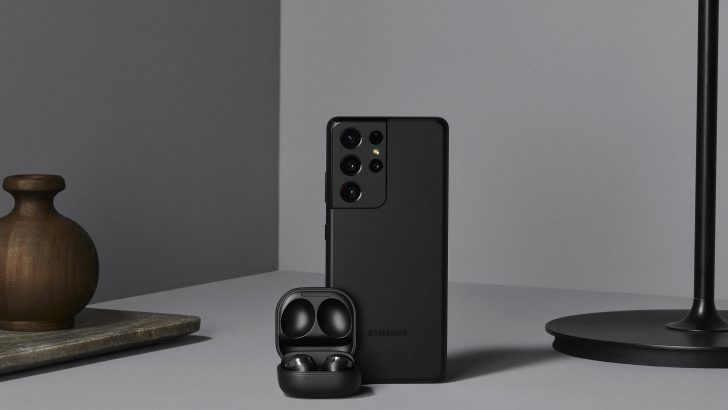 Galaxy-S21_ultra_budspro_lifestyle_black.jpg