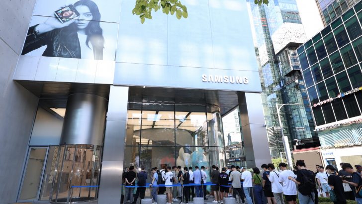 Consumers-at-Seoul-flagship-store.jpg